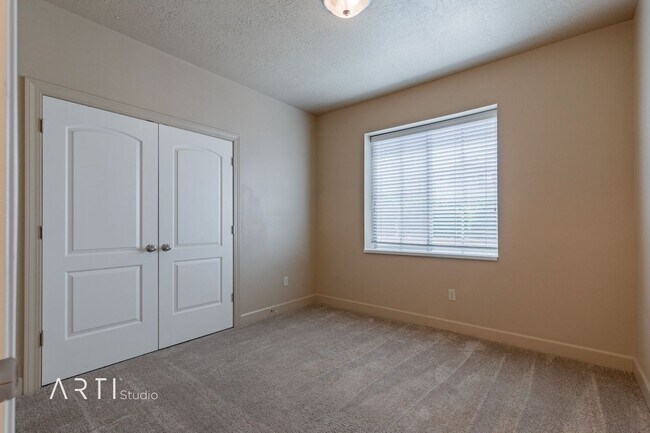 Building Photo - Available September 1 - Spacious 3 Bedroom...