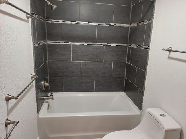 Building Photo - r221-7