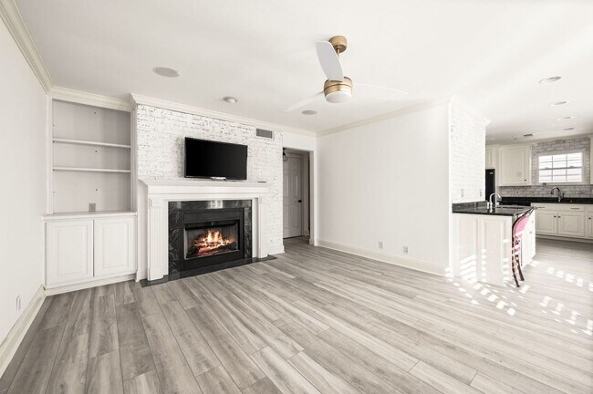 Building Photo - Awesome 4BR/3BA end-unit townhouse in the desirable River Plantation neighborhood!