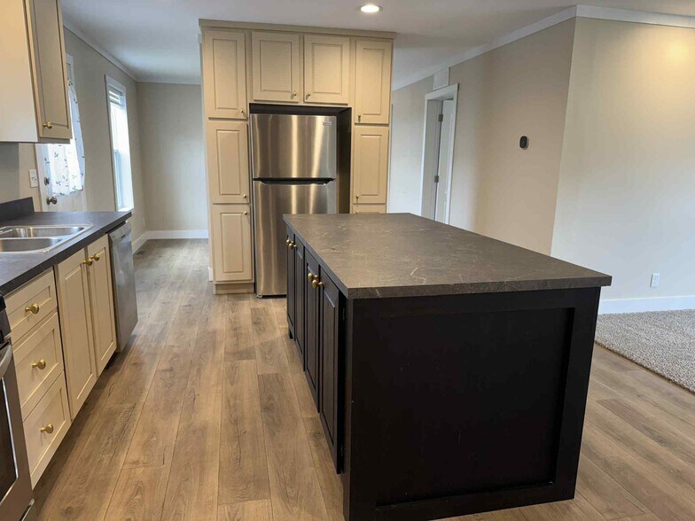 Building Photo - 48571 Lakeview Cir