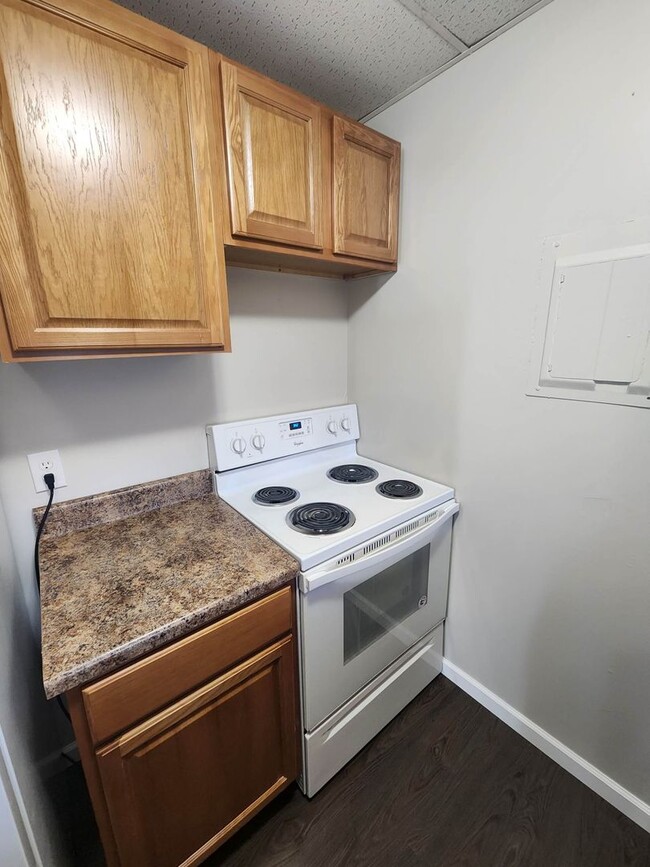 Building Photo - Utilities included!