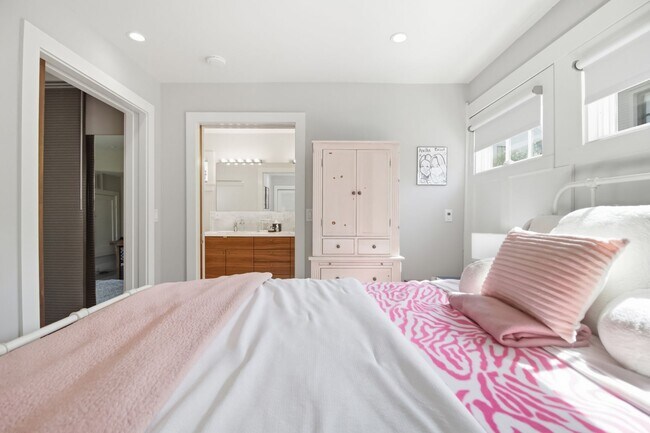 Building Photo - 28-B Charlotte Street- Amazing One Bedroom/Two Bathroom Freestanding Home