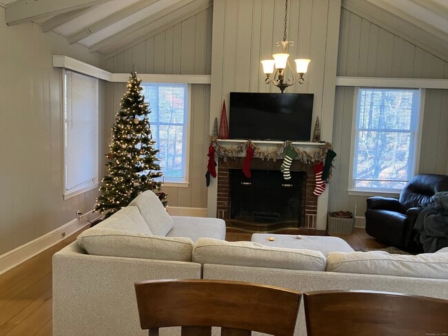 Building Photo - 211 New Canaan Rd