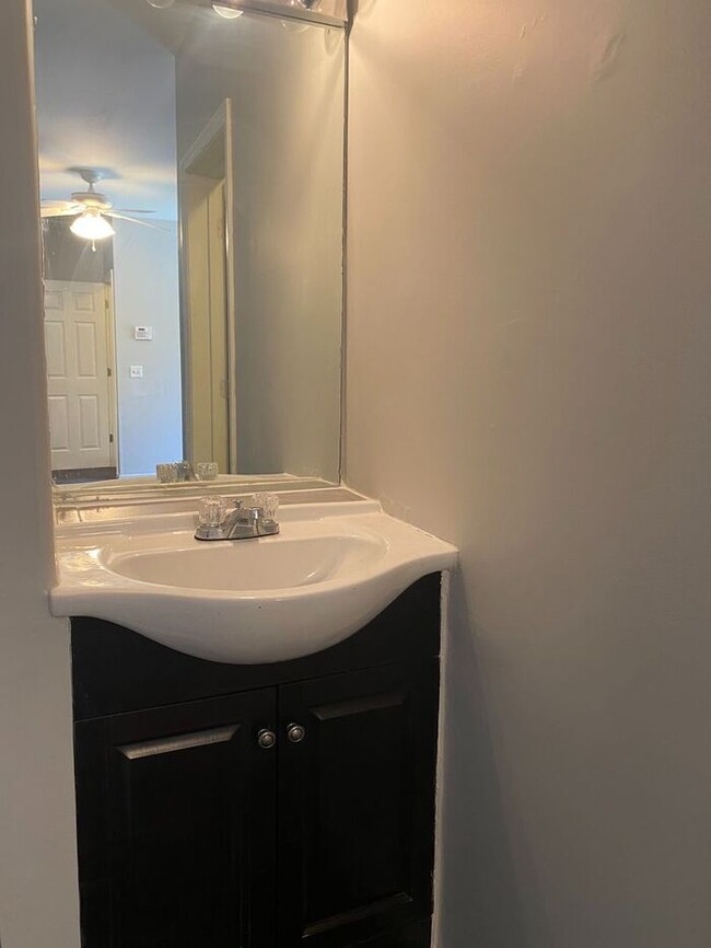 Building Photo - Now Available - 2 Bed 2 Bath House in Brit...