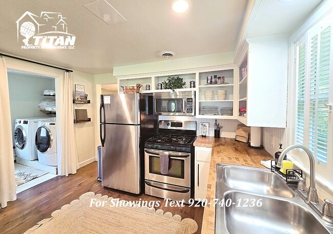 Building Photo - 2303 Lakeside Pl