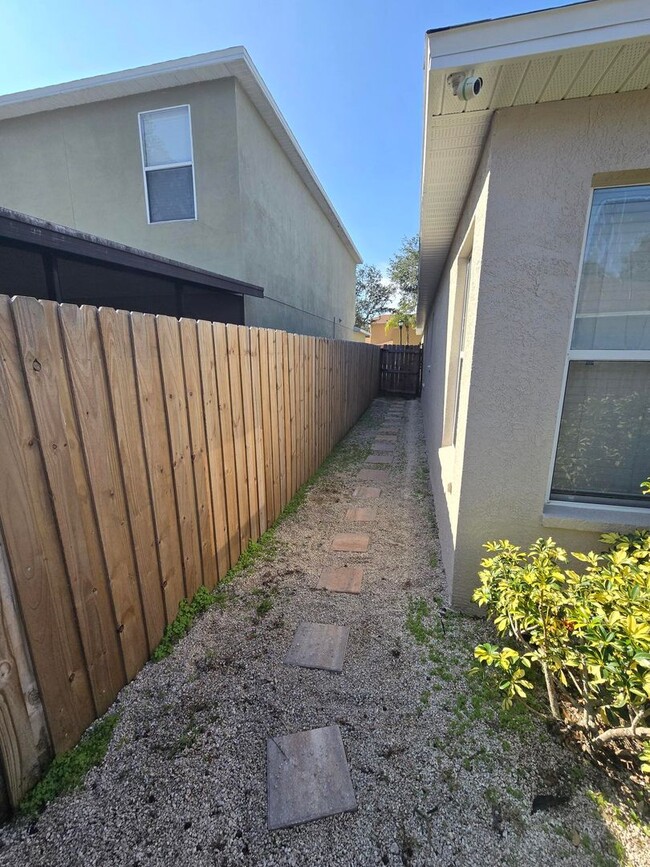 Building Photo - 3-Bedroom, 2-Bathroom Home in Seffner