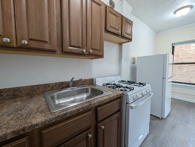 Building Photo - 5417 N Kenmore Ave