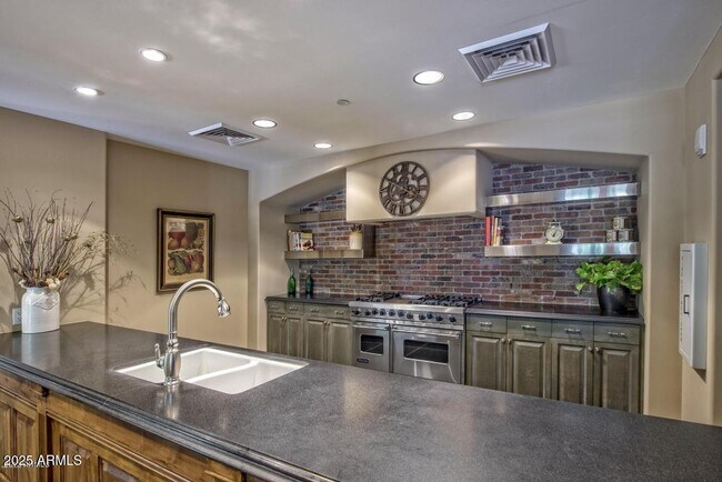 Building Photo - 7181 E Camelback Rd