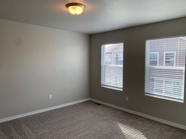 Building Photo - 3 BEDROOM TOWNHOME LOCATED in the The Town...