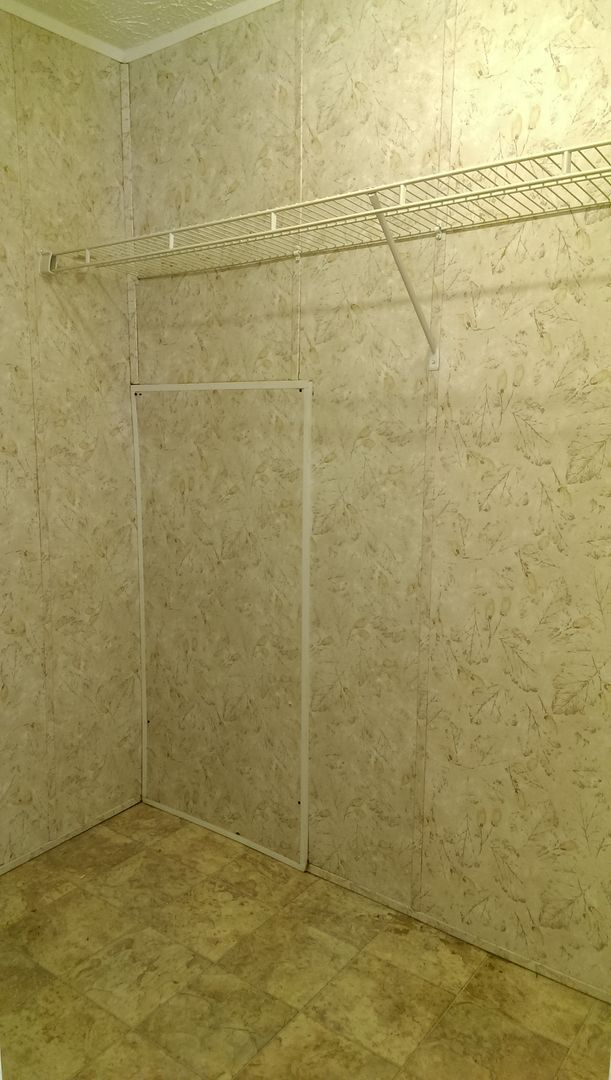 Building Photo - 3 Bed 2 Bath w/ HUGE screen porch on partially FENCED 1/3 Acre!