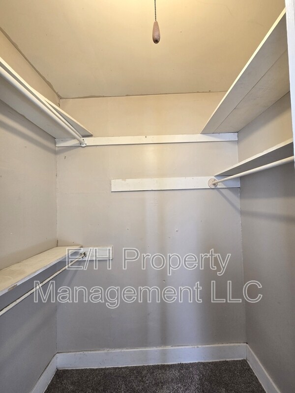 Building Photo - 1007 W Maple St
