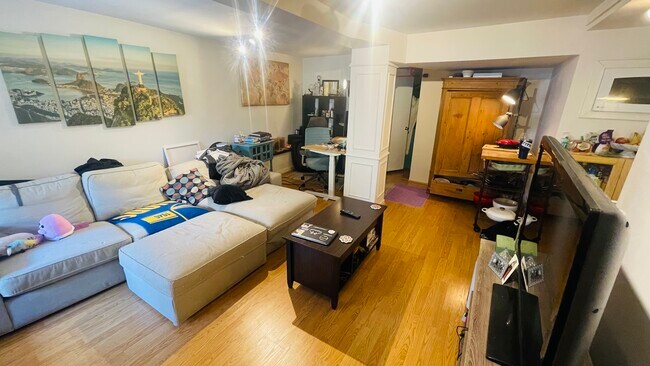 Livingroom - 2820 Baker St