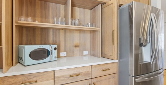 Building Photo - Late Summer Furnished Executive Extended Stay Rental on Old Mission Peninsula