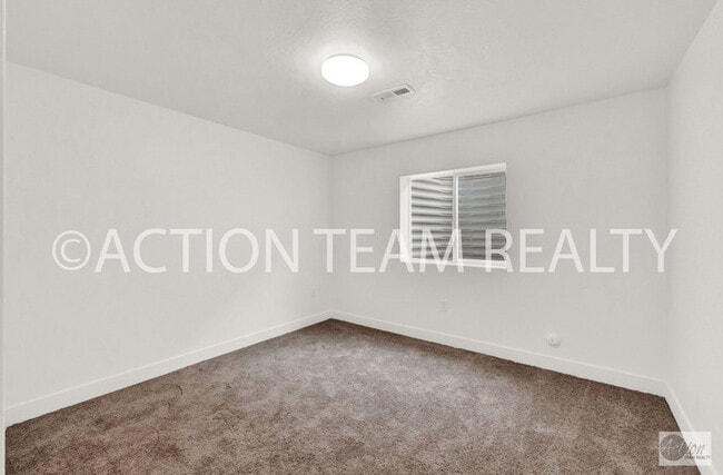 Building Photo - Single Family Home in Bluffdale!