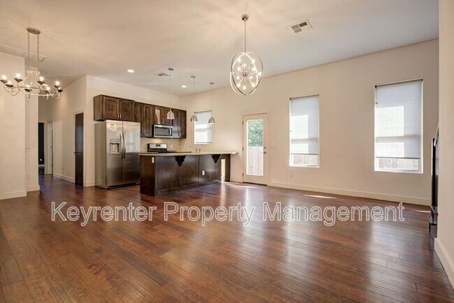 Building Photo - 727 NE 5th St