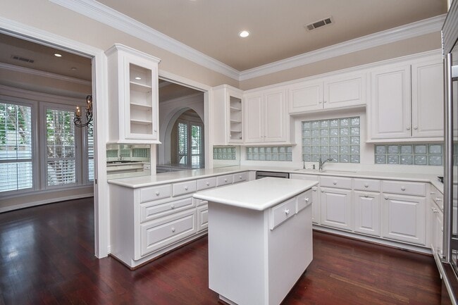 Building Photo - 2124 Nantucket Dr