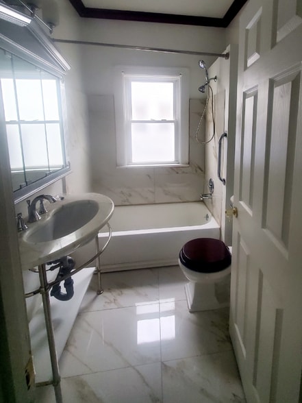 Building Photo - 11806 Farringdon Ave