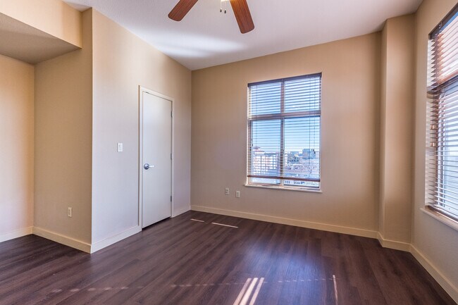 Building Photo - Live in the Heart of West Campus!