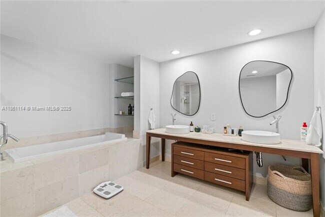 Building Photo - 465 Brickell Ave