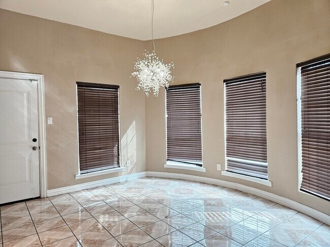 Building Photo - 5027 Creekmont Dr