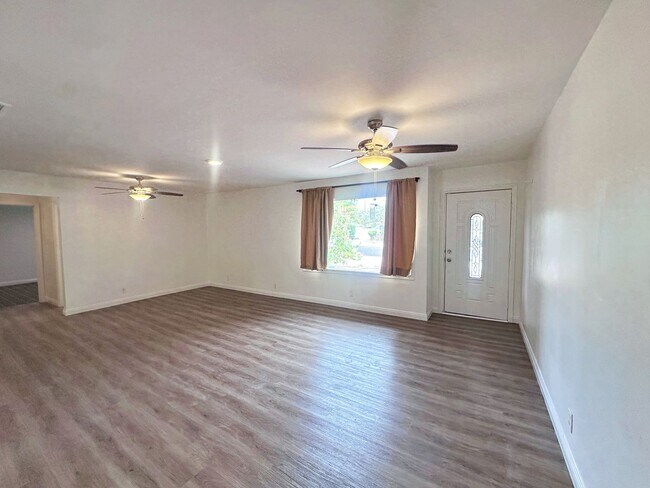 Building Photo - 812 Bracken Ave