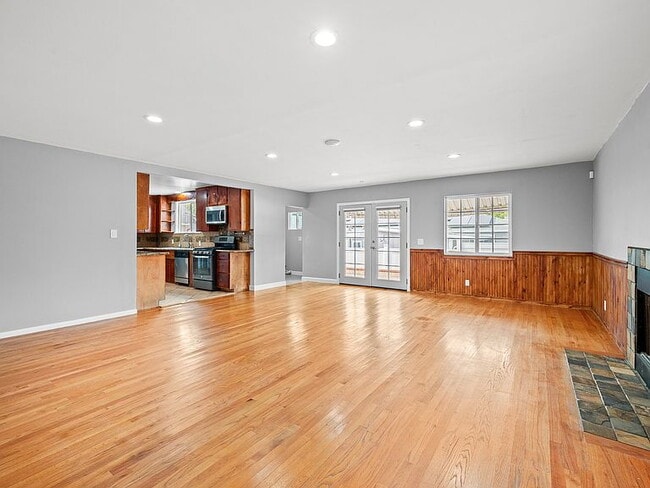 Building Photo - "Spacious 4-Bed, 3-Bath Oasis in Prime Los Angeles Location - 2080 Sq Ft of Comfort!"