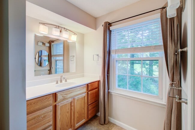 Building Photo - 2 Bed, 2 Bath Centrally Located Condo in G...