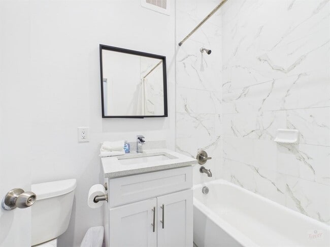 Building Photo - 1010 W 26th St