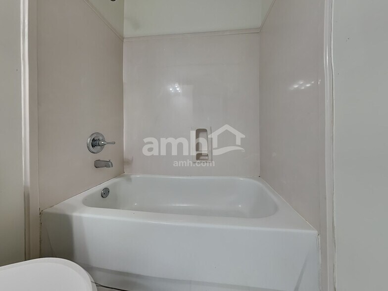 Building Photo - 8981 Oak Grove Blvd