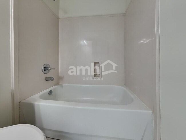 Building Photo - 8981 Oak Grove Blvd