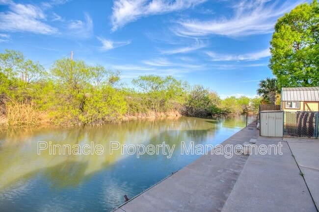 Building Photo - 1510 Loop Dr