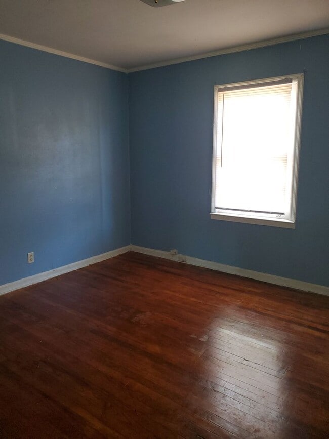 Building Photo - Cozy House