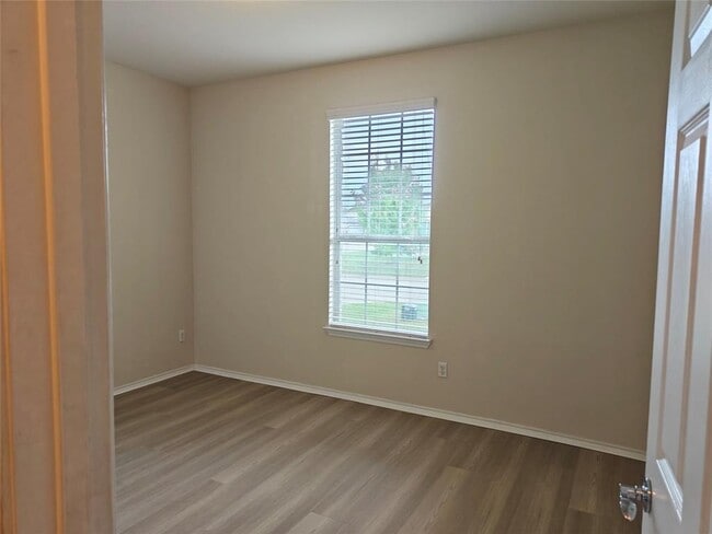 Building Photo - 5610 Hopkins Dr