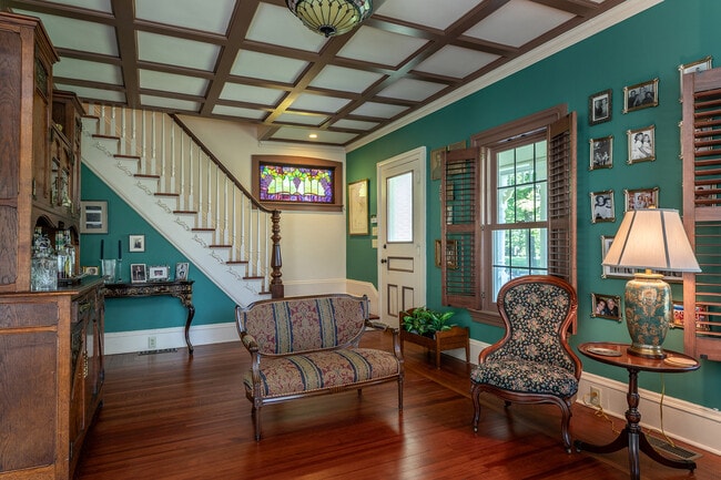 Building Photo - 267 Main St