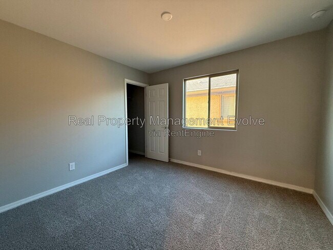 Building Photo - 5618 N 87th Dr