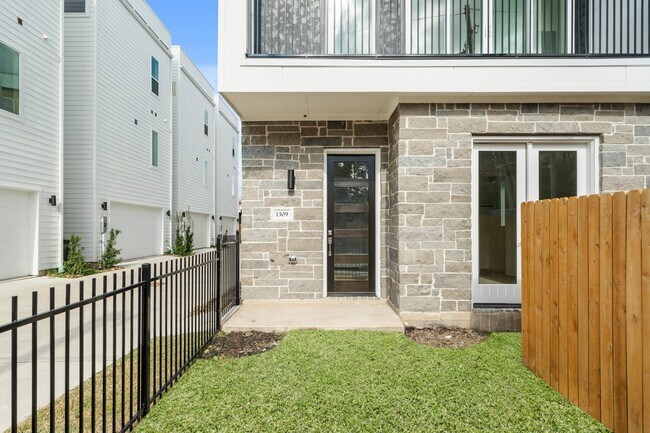 Building Photo - 1309 Rosewood St