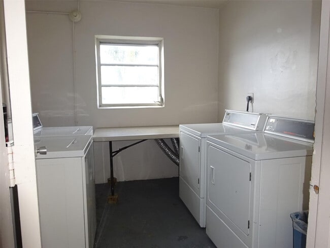 Building Photo - 2801 N Palm Aire Dr