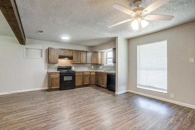 Building Photo - Charming Home located in the heart of Burleson!