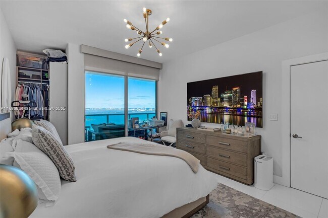 Building Photo - 900 Biscayne Blvd