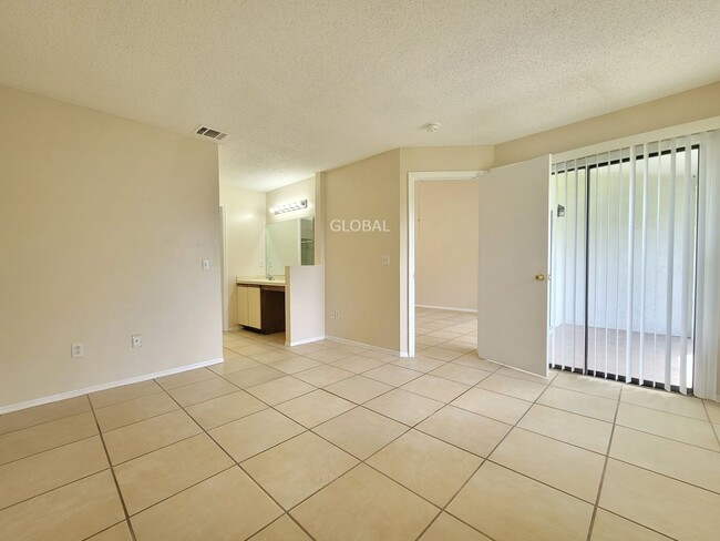 Building Photo - Spacious 3-Bed Townhome with 1st-Floor Mai...