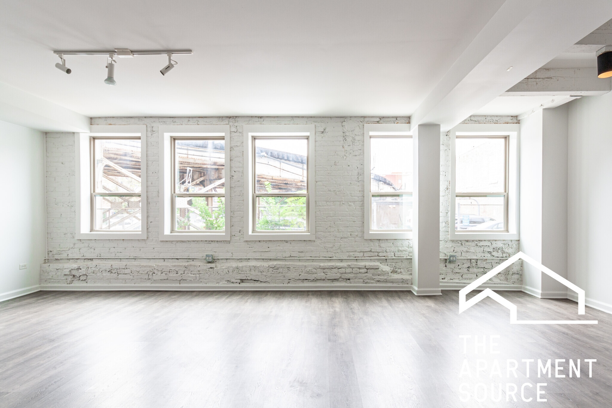 Building Photo - 932 W Dakin St