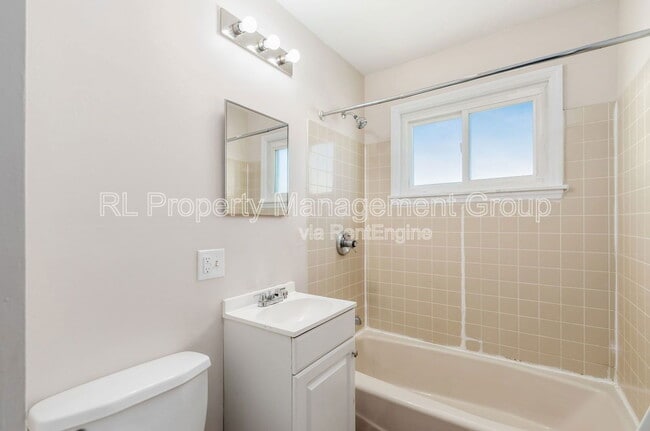Building Photo - 3233 Hiawatha St