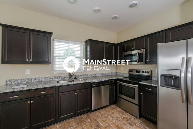 Building Photo - 4 Bedroom Pet-Friendly Home in Louisville, KY with Main Street Renewal