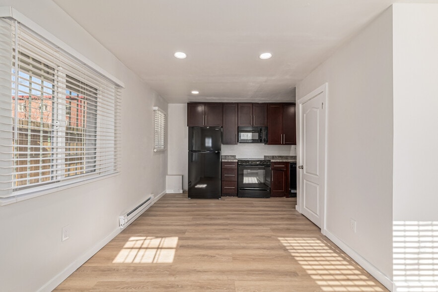 Building Photo - 1444 Valentia St