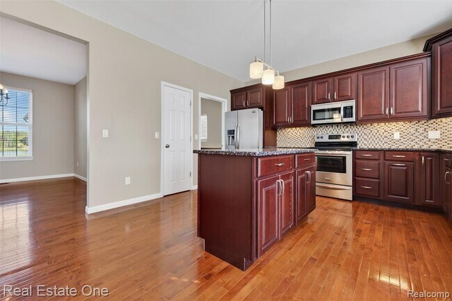 Building Photo - 699 Bay Pointe Dr