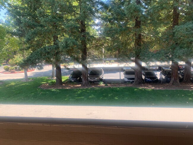 Building Photo - Beautiful upstairs condo with Washer and Dryer MOVE IN SPECIAL