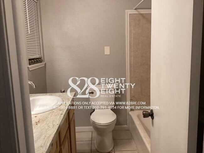 Building Photo - *AVAILABLE NOW* SPACIOUS 3 BED/1.5 BATH SINGLE FAMILY HOME IN MWC!