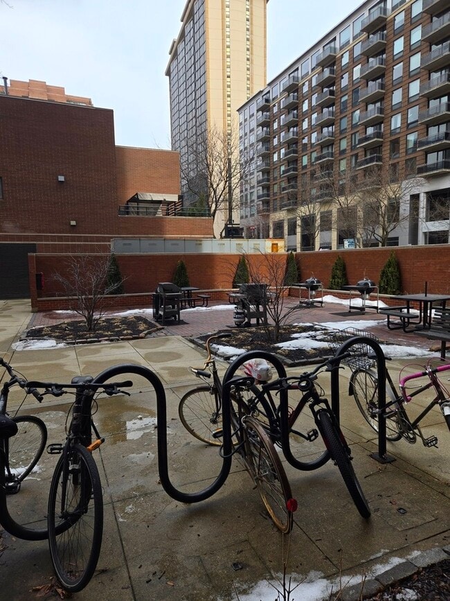 Building Photo - 899 S Plymouth Ct