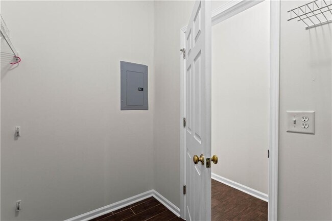 Building Photo - 965 Dogwood Park Dr