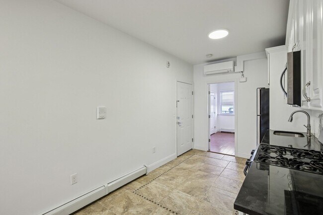 Building Photo - 76 Hutton St